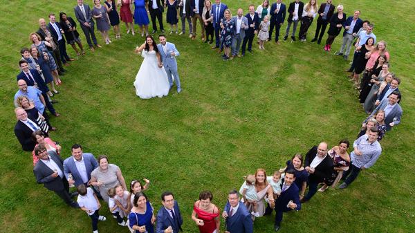 Groepsfoto hart bruiloft